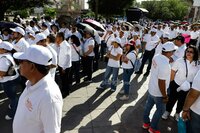 ‘Ya estuvo suave de amanecer pasivos’, dicen maestros en marcha por Día del Trabajo