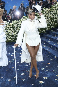 NEW YORK (United States), 06/05/2025.- American rapper Cardi B poses on the red carpet for the 2025 Met Gala, the annual benefit for the Metropolitan Museum of Art's Costume Institute, in New York, New York, USA, 05 May 2025. The event coincides with the Met Costume Institute's spring 2025 exhibition ‘Superfine: Tailoring Black Style’ which will be on view from 10 May 2025 through 26 October 2025.  (Nueva York) EFE/EPA/JUSTIN LANE