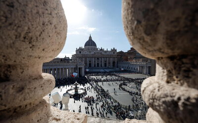 Cardenales se reúnen en cónclave para elegir al sucesor del papa Francisco