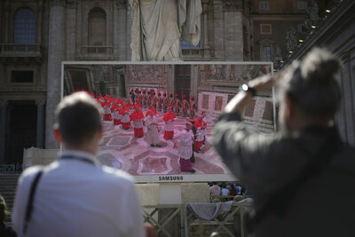 Cardenales se reúnen en cónclave para elegir al sucesor del papa Francisco
