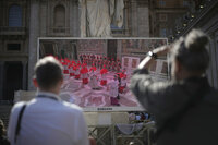 Cardenales se reúnen en cónclave para elegir al sucesor del papa Francisco