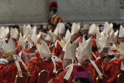 Cardenales se reúnen en cónclave para elegir al sucesor del papa Francisco