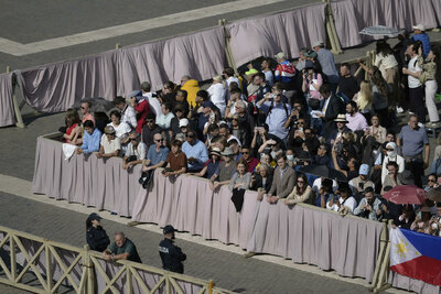 Cardenales se reúnen en cónclave para elegir al sucesor del papa Francisco