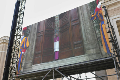 Cardenales se reúnen en cónclave para elegir al sucesor del papa Francisco