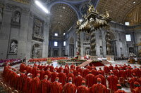 Cardenales se reúnen en cónclave para elegir al sucesor del papa Francisco