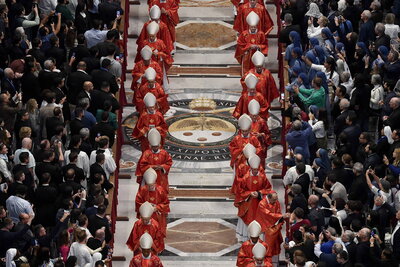 Cardenales se reúnen en cónclave para elegir al sucesor del papa Francisco