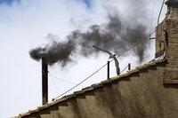 Sale humo negro de chimenea del Vaticano, cónclave no elige papa en primeras tres votaciones