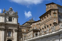 Sale humo negro de chimenea del Vaticano, cónclave no elige papa en primeras tres votaciones