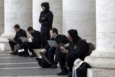 Sale humo negro de chimenea del Vaticano, cónclave no elige papa en primeras tres votaciones