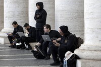 Sale humo negro de chimenea del Vaticano, cónclave no elige papa en primeras tres votaciones