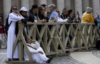 Sale humo negro de chimenea del Vaticano, cónclave no elige papa en primeras tres votaciones