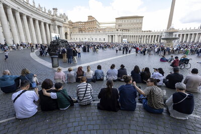 Sale humo negro de chimenea del Vaticano, cónclave no elige papa en primeras tres votaciones