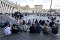 Sale humo negro de chimenea del Vaticano, cónclave no elige papa en primeras tres votaciones