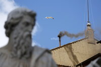 Sale humo negro de chimenea del Vaticano, cónclave no elige papa en primeras tres votaciones