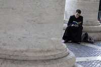 Sale humo negro de chimenea del Vaticano, cónclave no elige papa en primeras tres votaciones