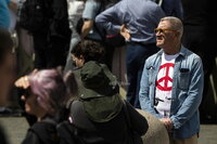 Sale humo negro de chimenea del Vaticano, cónclave no elige papa en primeras tres votaciones