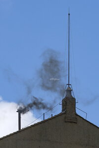 Sale humo negro de chimenea del Vaticano, cónclave no elige papa en primeras tres votaciones