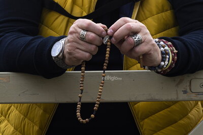 Sale humo negro de chimenea del Vaticano, cónclave no elige papa en primeras tres votaciones