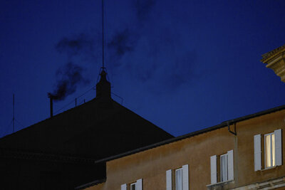 Sale humo negro de chimenea del Vaticano, cónclave no elige papa en primeras tres votaciones