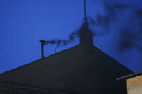Sale humo negro de chimenea del Vaticano, cónclave no elige papa en primeras tres votaciones