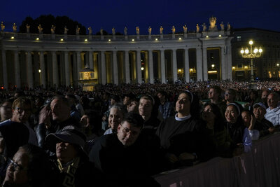 Sale humo negro de chimenea del Vaticano, cónclave no elige papa en primeras tres votaciones