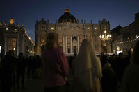 Sale humo negro de chimenea del Vaticano, cónclave no elige papa en primeras tres votaciones
