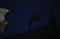 Sale humo negro de chimenea del Vaticano, cónclave no elige papa en primeras tres votaciones