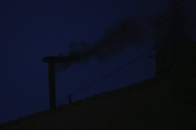 Sale humo negro de chimenea del Vaticano, cónclave no elige papa en primeras tres votaciones