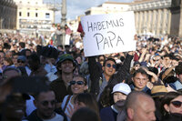 Habemus papam: Humo blanco en el Vaticano, Iglesia Católica tiene nuevo papa