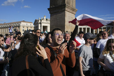 Habemus papam: Humo blanco en el Vaticano, Iglesia Católica tiene nuevo papa