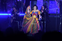 Mamás laguneras viven noche de amor y cumbias con Edith Márquez y Tropicalísimo Apache