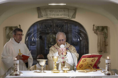 'Nunca más la guerra', clama el papa León XIV al dirigir rezo en plaza de San Pedro