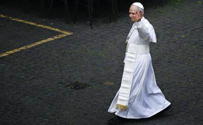 'Nunca más la guerra', clama el papa León XIV al dirigir rezo en plaza de San Pedro