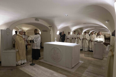 'Nunca más la guerra', clama el papa León XIV al dirigir rezo en plaza de San Pedro