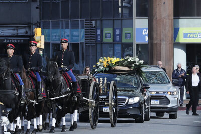 AME7510. MONTEVIDEO (URUGUAY), 14/05/2025.- Fotografía que muestra el cortejo fúnebre del expresidente de Uruguay José Mujica que partió desde la Torre Ejecutiva de Montevideo hacia el Palacio Legislativo, donde sus restos serán velados, este miércoles en Montevideo (Uruguay). EFE/ Raúl Martínez
