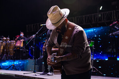 Maestros laguneros bailan al ritmo de Tropicalísimo Apache, La Firma y Los Invasores de Nuevo León