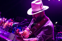 Maestros laguneros bailan al ritmo de Tropicalísimo Apache, La Firma y Los Invasores de Nuevo León