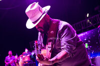 Maestros laguneros bailan al ritmo de Tropicalísimo Apache, La Firma y Los Invasores de Nuevo León