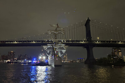 Choque del Buque Cuauhtémoc contra el puente de Brooklyn en Nueva York