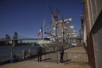 Choque del Buque Cuauhtémoc contra el puente de Brooklyn en Nueva York