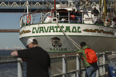 Choque del Buque Cuauhtémoc contra el puente de Brooklyn en Nueva York