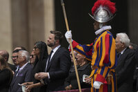 León XIV inaugura su papado con un llamamiento a la paz en el mundo y a la unidad