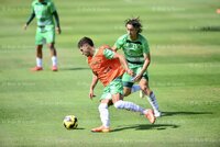Club Santos entrenó con fuerza este jueves, bajo el sol lagunero y con el presidente del club observando desde lo lejos, en silencio, pero presente.