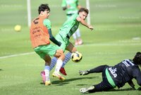 Club Santos entrenó con fuerza este jueves, bajo el sol lagunero y con el presidente del club observando desde lo lejos, en silencio, pero presente.
