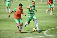 Club Santos entrenó con fuerza este jueves, bajo el sol lagunero y con el presidente del club observando desde lo lejos, en silencio, pero presente.