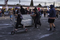 Protestan contra redadas masivas de migrantes en Los Ángeles