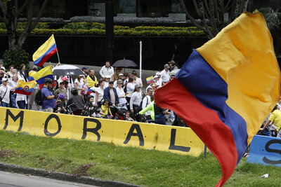 Se movilizan en Colombia tras atentado contra el senador Miguel Uribe Turbay