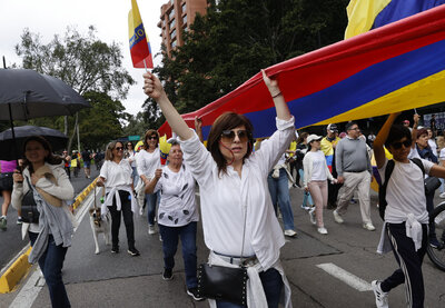 Se movilizan en Colombia tras atentado contra el senador Miguel Uribe Turbay