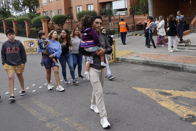 Se movilizan en Colombia tras atentado contra el senador Miguel Uribe Turbay