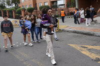 Se movilizan en Colombia tras atentado contra el senador Miguel Uribe Turbay